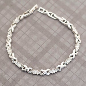 Vintage Silver Tone Infinity Bracelet 8 Inches by Avon G14