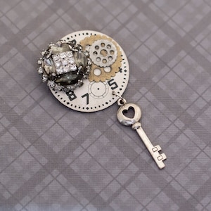 Broche de relógio Steampunk em tom dourado vintage G27