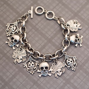 Vintage Silver Tone Skull Bracelet 8 Inches G4