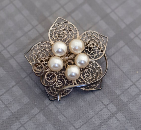 Vintage Silver Tone Lovely Flower & Pearls Brooch… - image 1