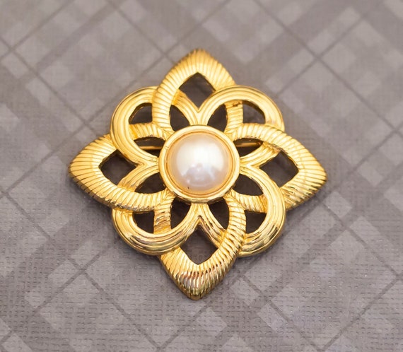 Vintage Intricate Celtic Pearl Brooch by Avon G24 - image 1