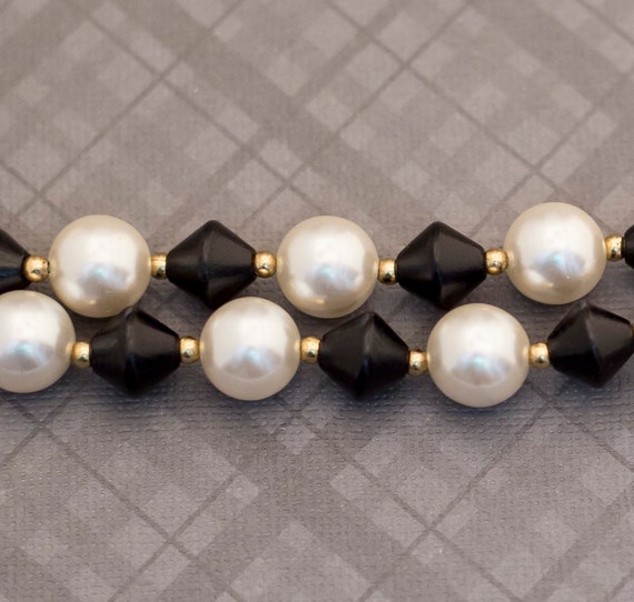 Vintage Plastic Pearl and Black Beaded Necklace 1… - image 2