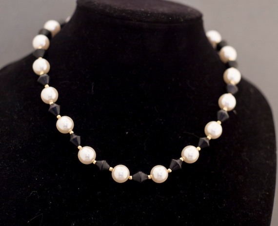 Vintage Plastic Pearl and Black Beaded Necklace 1… - image 1