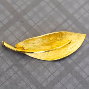 Vintage Gold Tone Minimalist Leaf Elegant Brooch by BSK, G42
