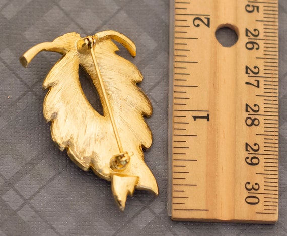 Vintage Gold Tone Leaf Brooch G31 - image 2