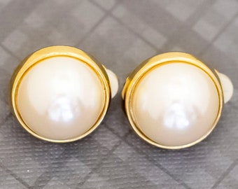 Vintage White Faux Pearl Circular Gold Tone Clip On Earrings, G42