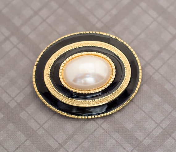 Vintage Gold Tone Oval Pearl Brooch G5 - image 1