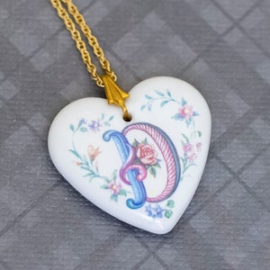 24 polegadas, colar vintage de porcelana coração fantasia floral rosa letra D da Avon, G44