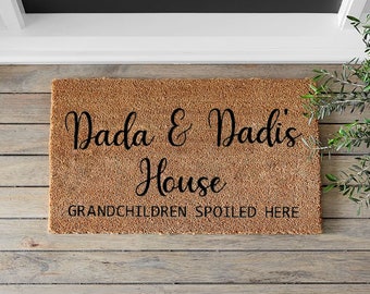 Dadá & Dadi's House Doormat (Humor / Divertido / Rusco / Comedia / Nonna / Desi / Italiano / Navidad / Regalo / Punjabi / Desi / Día de la Madre / Día del Padre)