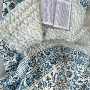 Katoenen kingsize quilt, handgemaakte deken, blauw bloemendekbed, spreipatroon sprei, omkeerbare anokhi-quilts, premium quilt