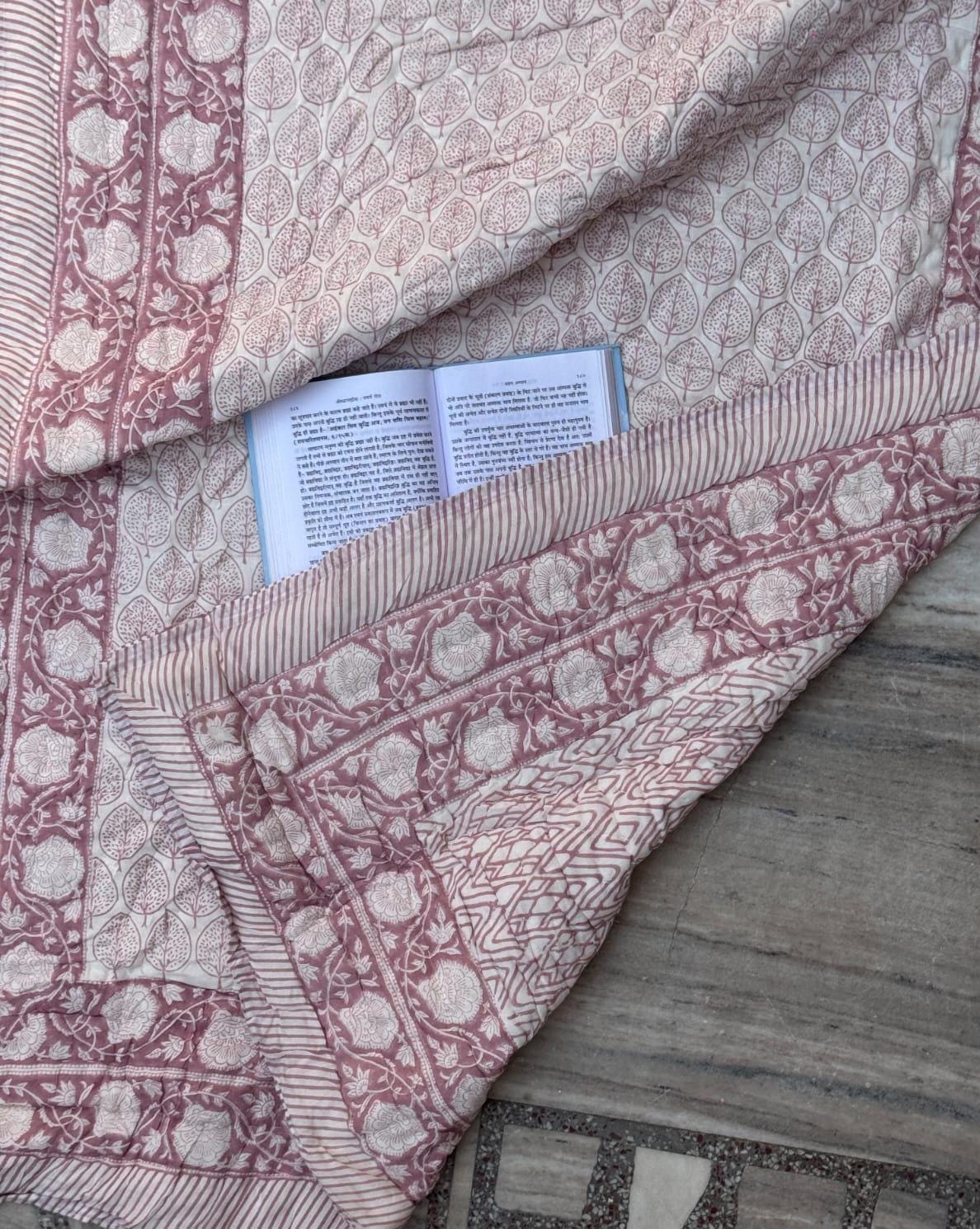 パープルフローラルブロックプリントベビーキルト：リバーシブル