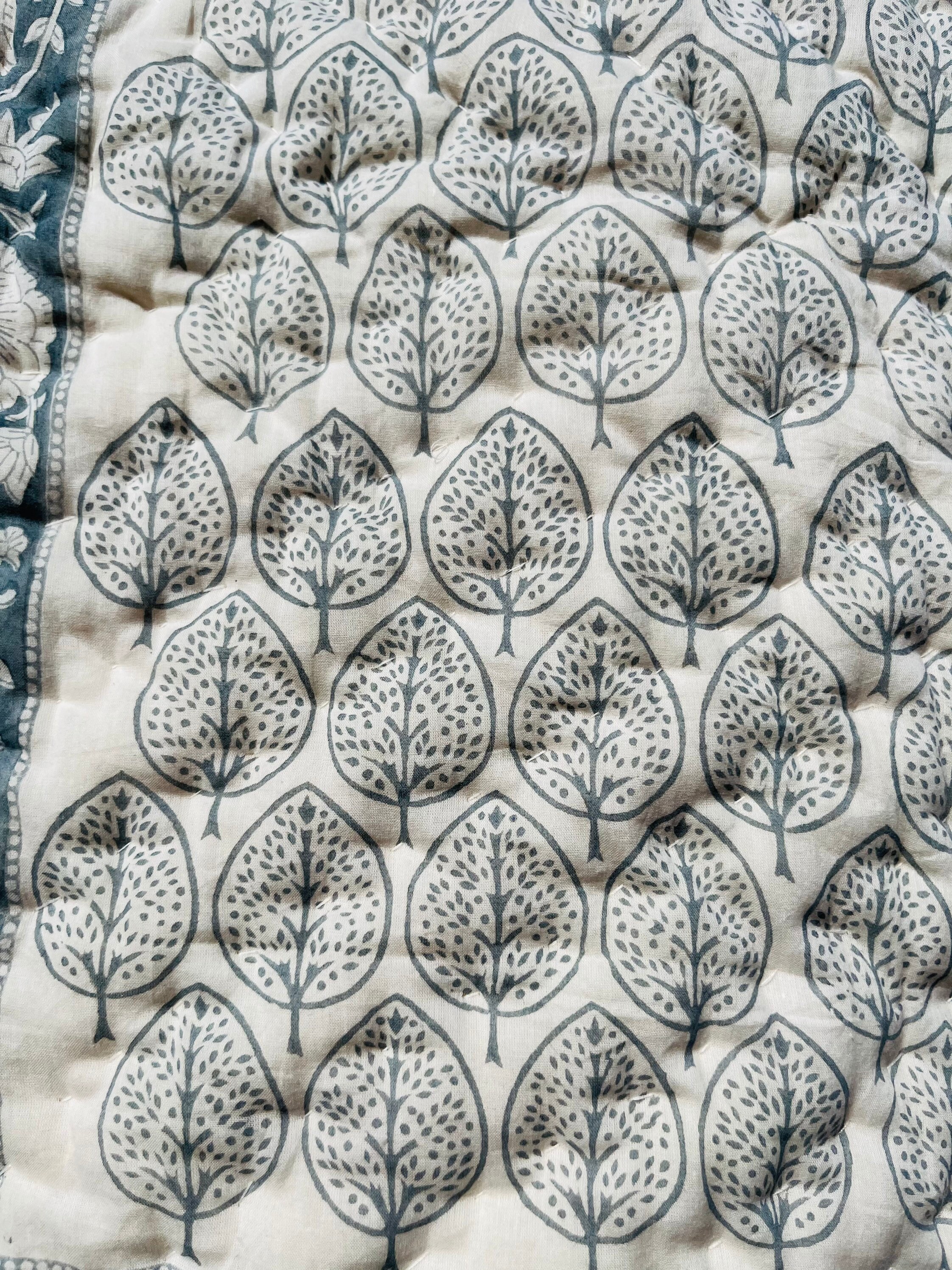 ハンドメイドカンタベビーキルト：モダンブロックプリントコットン