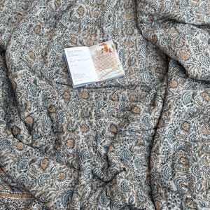 Grau Block Gedruckte Indische Quilt: Reversible Floral King Size Bettwäsche