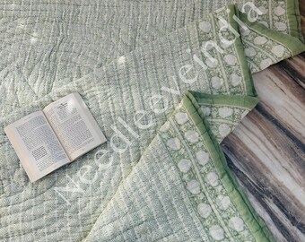 Handgeschnittener Quilt: Wendbarer Jaipuri-Razai-Blumendruck
