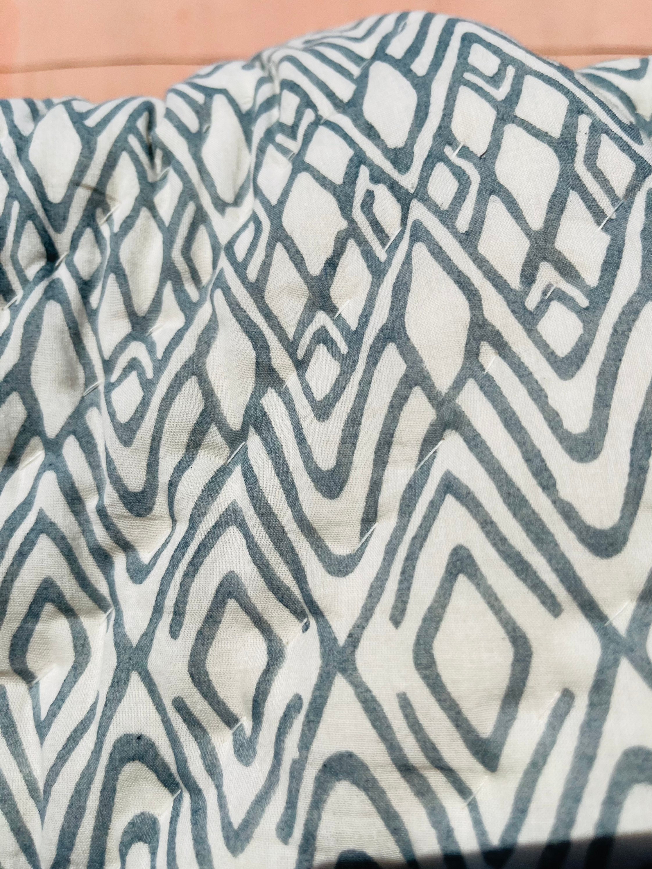 ハンドメイドカンタベビーキルト：モダンブロックプリントコットン