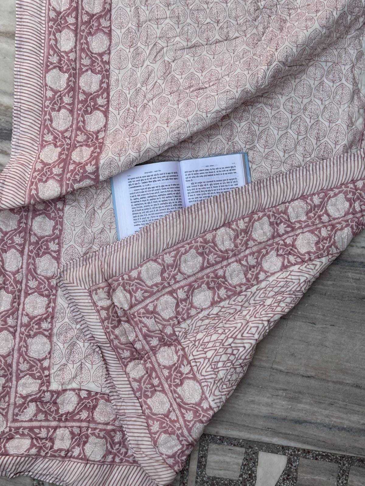 ブロックプリント うねうねキルトブランケット ペールオレンジ×ペール