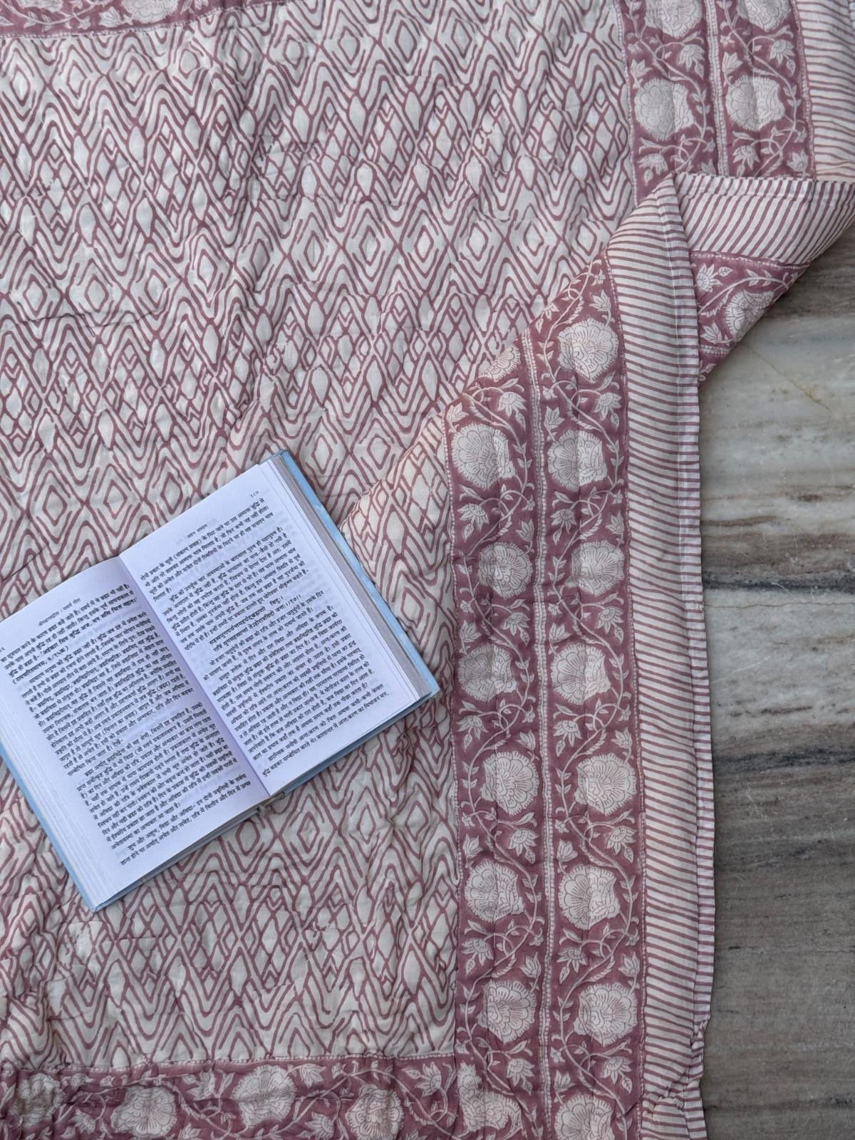 パープルフローラルブロックプリントベビーキルト：リバーシブル