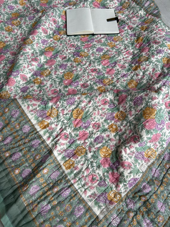 ブロックプリントのクイーンサイズコットンキルト：リバーシブル