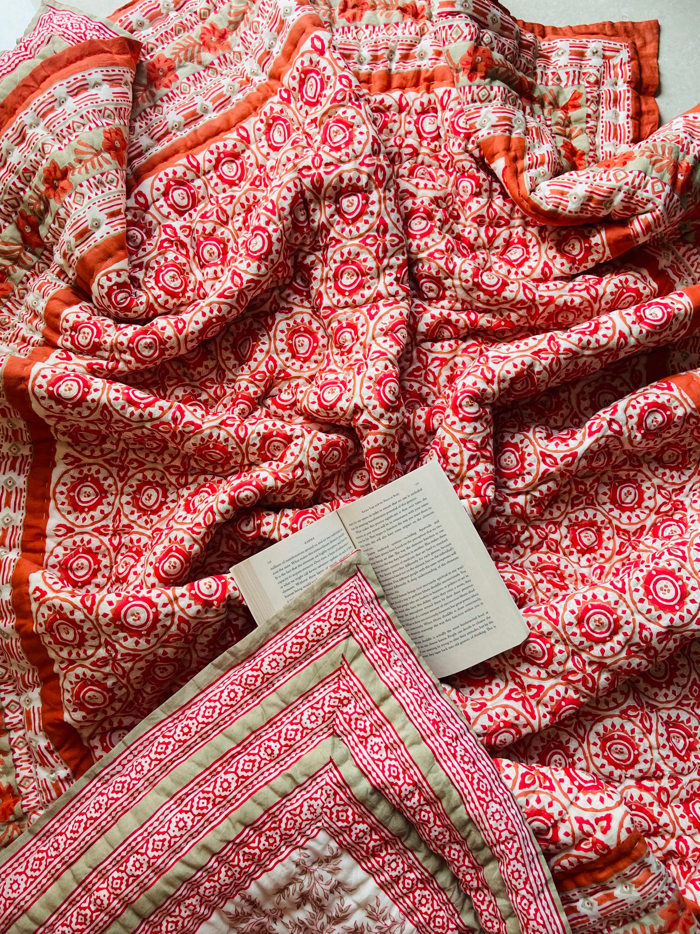 ハンドブロックプリントコットンクイーンキルト: リバーシブルジャイ