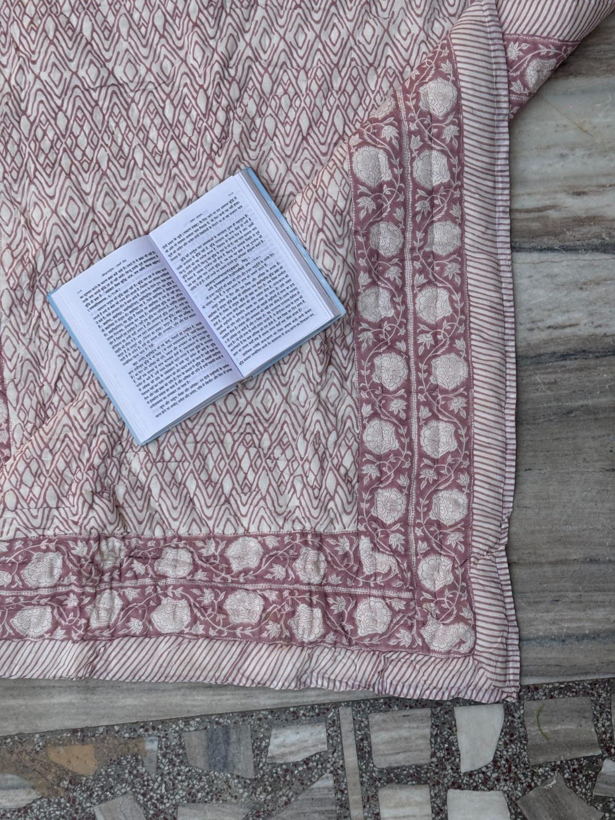 ブロックプリント　うねうねキルトブランケット　ペールオレンジ×ペールパープル パープルフローラルブロックプリントベビーキルト：リバーシブル