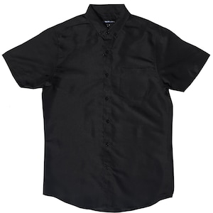 Puede incluir: Una camisa negra de manga corta con botones y un bolsillo en el pecho.