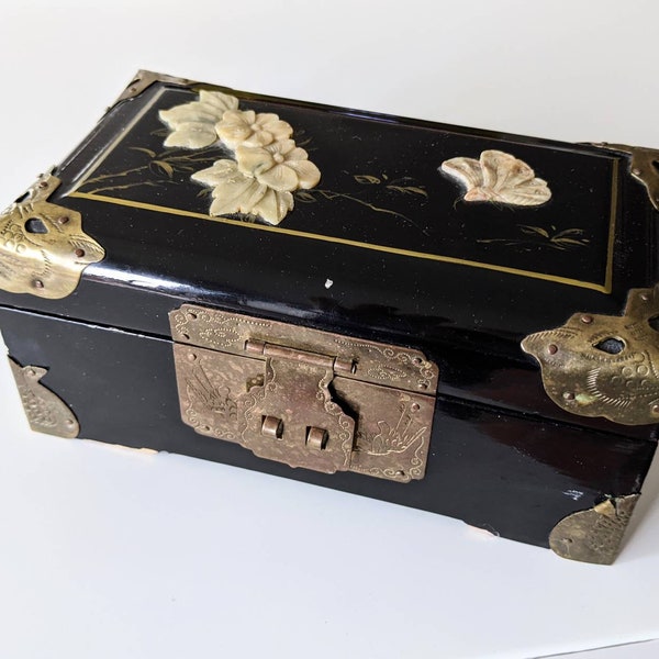 PARELMOER Inlayed, Vintage Mid-century Chinese Black Lacquer Jewelry Box, Rood Satijn Gevoerd, Geëtst Messing Hardware