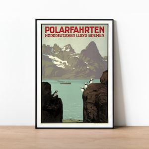 Pode incluir: Pôster de viagem vintage emoldurado intitulado "POLARFAHRTEN NORDEUTSCHER LLOYD BREMEN" apresentando uma vista de uma cordilheira nevada, um barco na água e papagaios-do-mar empoleirados em rochas escuras. O pôster tem uma moldura preta e é exibido em uma superfície de madeira.