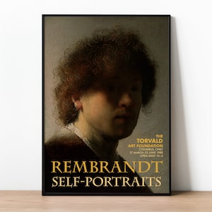 Może przedstawiać: Czarno-biały plakat reklamujący wystawę autoportret&oacute;w Rembrandta w Torvald Art Foundation w Columbus, Ohio. Plakat przedstawia zbliżenie autoportretu Rembrandta, z jego twarzą częściowo zasłoniętą przez kręcone włosy. Tekst na plakacie brzmi "THE TORVALD ART FOUNDATION COLUMBUS, OHIO 17 MARCH-23 JUNE 1988 OPEN DAILY 10-6 REMBRANDT SELF-PORTRAITS."