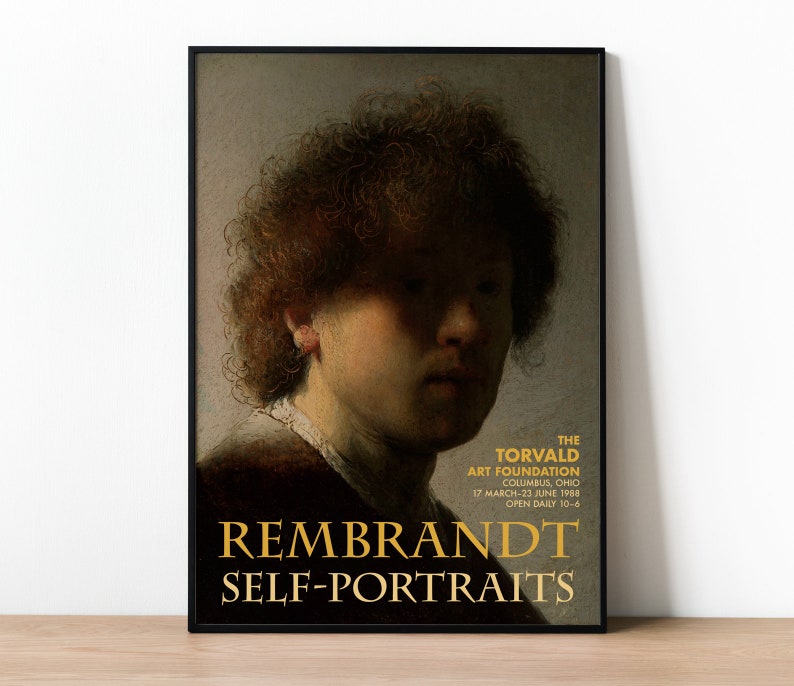 Może przedstawiać: Czarno-biały plakat reklamujący wystawę autoportret&oacute;w Rembrandta w Torvald Art Foundation w Columbus, Ohio. Plakat przedstawia zbliżenie autoportretu Rembrandta, z jego twarzą częściowo zasłoniętą przez kręcone włosy. Tekst na plakacie brzmi "THE TORVALD ART FOUNDATION COLUMBUS, OHIO 17 MARCH-23 JUNE 1988 OPEN DAILY 10-6 REMBRANDT SELF-PORTRAITS."