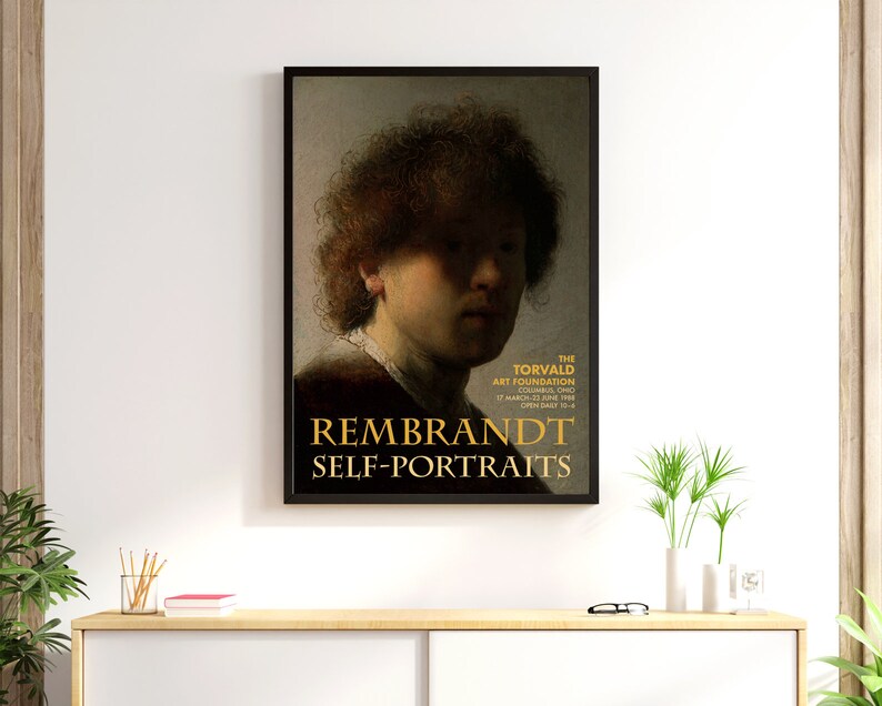 Może przedstawiać: Plakat reklamujące wystawę autoportret&oacute;w Rembrandta w Torvald Art Foundation. Plakat przedstawia zbliżenie autoportretu Rembrandta, z jego charakterystycznymi kręconymi włosami i poważnym wyrazem twarzy. Tekst na plakacie brzmi: "The Torvald Art Foundation, Cosmull, Ohio, 17 marca - 13 kwietnia 2018, Otwarte codziennie od 10 do 16, Rembrandt Self-Portraits."
