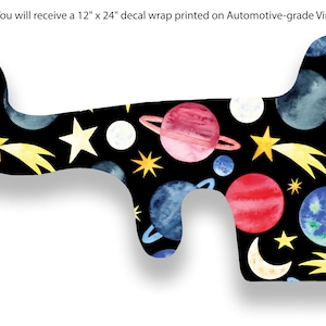 Könnte beinhalten: Ein 30,5 cm x 61 cm großer Aufkleber mit einem Weltraum-Motiv. Das Design zeigt Aquarell-Planeten, Sterne und einen Kometen auf schwarzem Hintergrund.