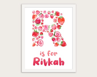 Könnte beinhalten: Ein weißer gerahmter Druck mit einem rosafarbenen Aquarellbuchstaben R aus Erdbeeren. Der Text "is for Rivkah" befindet sich unter dem Buchstaben.