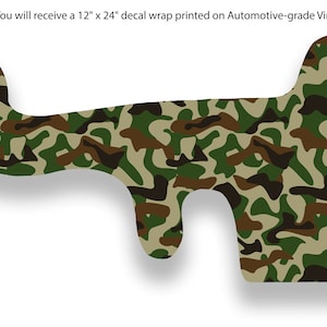 Könnte beinhalten: Ein Tarnmuster-Aufkleber, ca. 30 x 61 cm, gedruckt auf Automobil-Vinyl. Das Design zeigt ein sich wiederholendes Muster aus grünen, braunen und beigen Formen. Der Aufkleber ist ein Mock-up.