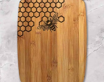 Bambusschneidebrett mit Bienenwaben- und Bienengravur - ein umweltfreundliches Geschenk aus Holz