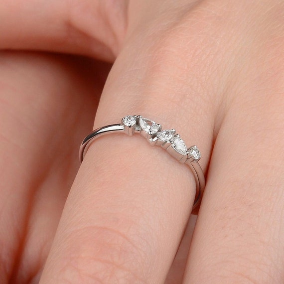 Engagement rings with multiple small diamonds deals