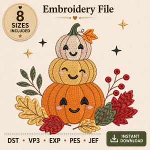 Op de afbeelding: Een borduurbestand met een stapel van drie lachende pompoenen in crème, geel en oranje. Het ontwerp bevat herfstbladeren, rode bessen en sterren. De tekst luidt Embroidery File, 8 SIZES INCLUDED en INSTANT DOWNLOAD.