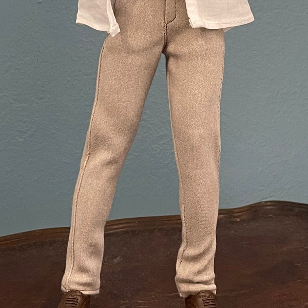 Digitales PDF-Muster zum Nähen von geraden Hosen für 12 Zoll große männliche Modepuppen im Maßstab 1 bis 6 oder Figuren ähnlicher Größe.