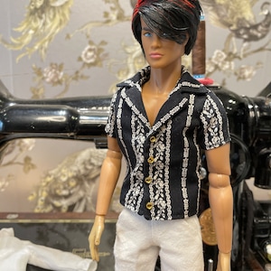 Originalmönster av AtelierTeaorama PDF-mönster för skjorta med knappar för 30 cm manliga modedockor