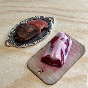 1:6 scale miniature meat preparation board and roast on a silvery tray for Phicen, Blythe, Moniko, FR, IT