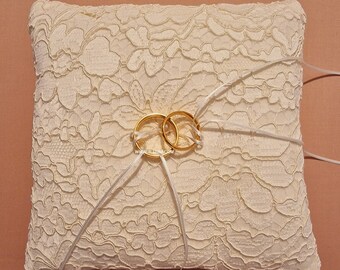 Porte alliances en velours et dentelle blanc ivoire, Coussin pour alliances 18 x 18 cm, Porte alliances, mariage shabby chic, romantique