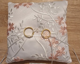 Cuscino portafedi bianco con pizzo rosa, Cuscino per fedi nuziali 18x18 cm, Porta fede nuziale rosa ricamo fiori, matrimonio