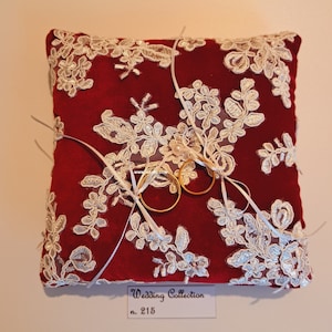 Portafedi bordeaux e bianco, in velluto e pizzo, Cuscino per fedi nuziali 18x18cm, Porta fede nuziale