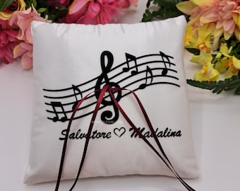 Music themed ring bearer pillow with the names of the bride and groom, Ring bearer with musical notes and the musical note score, Ring pillow 18 x 18 cm