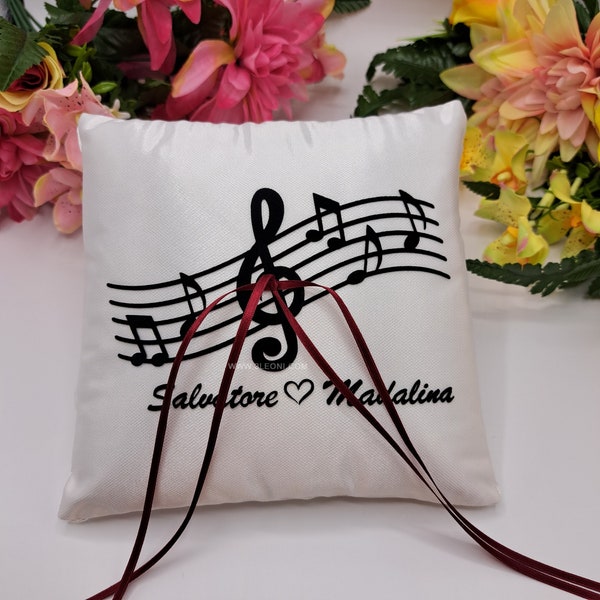 Coussin pour alliances sur le thème de la musique avec les noms des mariés, Support pour alliances avec notes de musique et partitions, Coussin pour alliances 18 x 18 cm