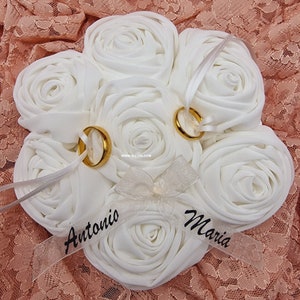 Cuscino portafedi bianco avorio con rose in chiffon fatte a mano, porta fedi personalizzato con i nomi degli sposi, diametro circa 18,5cm