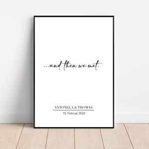 Könnte beinhalten: Ein schwarz-weißer druckbarer Kunstdruck mit dem Text "...and then we met." und den Namen Antonela & Thomas sowie dem Datum 10. Februar 2022.