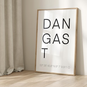 Könnte beinhalten: Ein gerahmter Druck mit dem Text "DAN GAS T" und den Koordinaten "53° 26' 45.6" N 8° 7' 9.911 O".