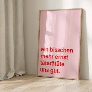 Könnte beinhalten: Ein rosa gerahmtes Poster mit dem Text "ein bisschen mehr ernst täterätäte uns gut." in rot.
