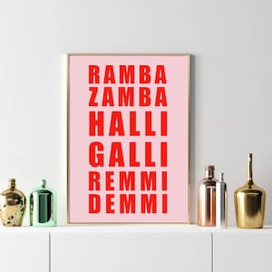 Könnte beinhalten: Ein rosa gerahmtes Poster mit den Worten "RAMBA ZAMBA HALLI GALLI REMMI DEMMI" in roten Buchstaben.