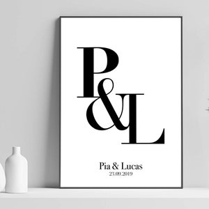 Op de afbeelding: Zwart-witte printbare kunstprint met de letters P & L in een groot lettertype, met de tekst "Pia & Lucas 23.09.2019" eronder.